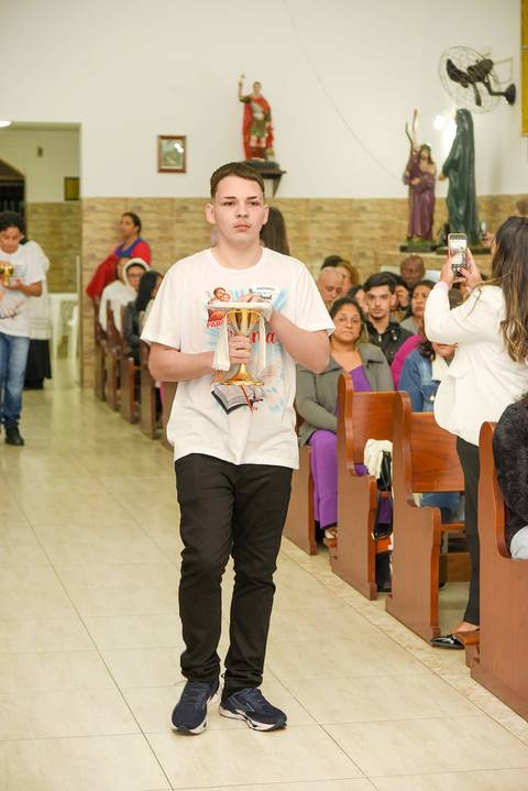 Fotografia do Crismado Entrando Com o Vinho Na Igreja São José em São Paulo, SP Feita por Priscila Felix Fotógrafa de Casamentos, Ensaios e Família'