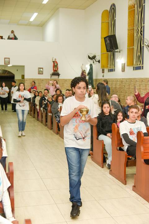 Fotografia do Crismado Entrando Com a Hóstia Na Igreja São José em São Paulo, SP Feita por Priscila Felix Fotógrafa de Casamentos, Ensaios e Família'