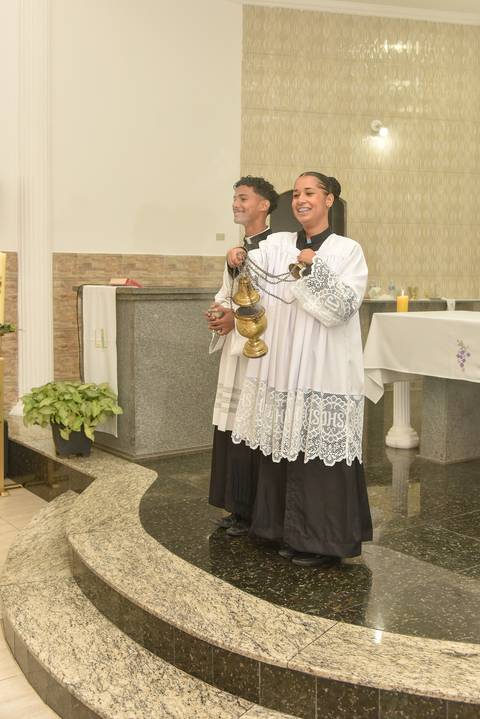 Fotografia dos Coroinhas Defumando a Igreja do Altar Na Igreja São José em São Paulo, SP Feita por Priscila Felix Fotógrafa de Casamentos, Ensaios e Família'