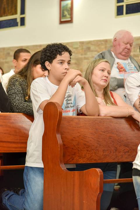 Fotografia do Crismado De Joelhos Orando Na Igreja São José em São Paulo, SP Feita por Priscila Felix Fotógrafa de Casamentos, Ensaios e Família'