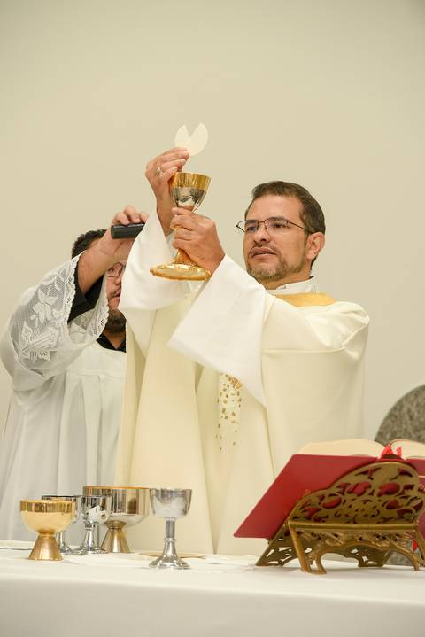 Fotografia do Padre Erguendo A Taça de Vinho Para o Sacramento Na Igreja São José em São Paulo, SP Feita por Priscila Felix Fotógrafa de Casamentos, Ensaios e Família'