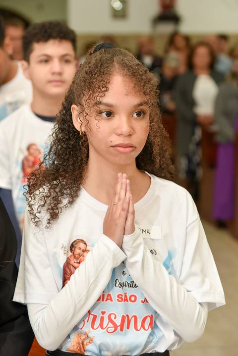 Fotografia da Crismada De Mãos Unidas Orando Na Igreja São José em São Paulo, SP Feita por Priscila Felix Fotógrafa de Casamentos, Ensaios e Família'
