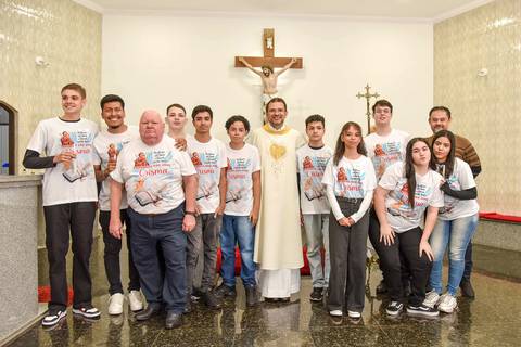 Fotografia dos Crismadas Com Os Catequistas e o Padre No Altar Da Igreja São José em São Paulo, SP Feita por Priscila Felix Fotógrafa de Casamentos, Ensaios e Família'
