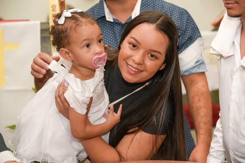 Fotografia da Batizada No Colo da Madrinha Sobre a Pia Batismal Na Igreja São José em São Paulo, SP Feita por Priscila Felix Fotógrafa de Casamentos, Ensaios e Família'