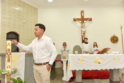 Fotografia do Padrinho Acendendo a Vela do Batismo Na Igreja São José em São Paulo, SP Feita por Priscila Felix Fotógrafa de Casamentos, Ensaios e Família'