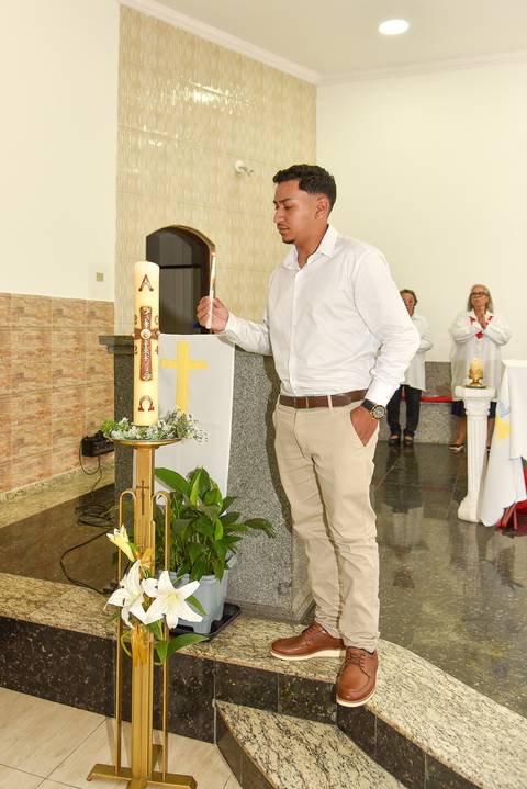 Fotografia do Padrinho Com a Vela do Batismo Acesa Na Igreja São José em São Paulo, SP Feita por Priscila Felix Fotógrafa de Casamentos, Ensaios e Família'