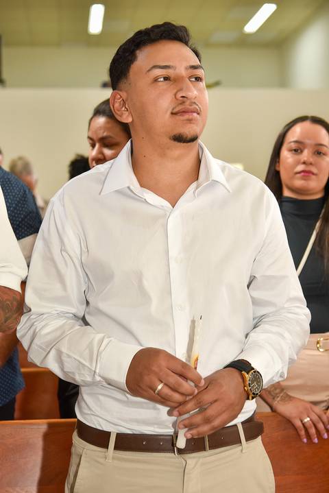 Fotografia do Padrinho Com a Vela do Batismo Agora Apagada Na Igreja São José em São Paulo, SP Feita por Priscila Felix Fotógrafa de Casamentos, Ensaios e Família'