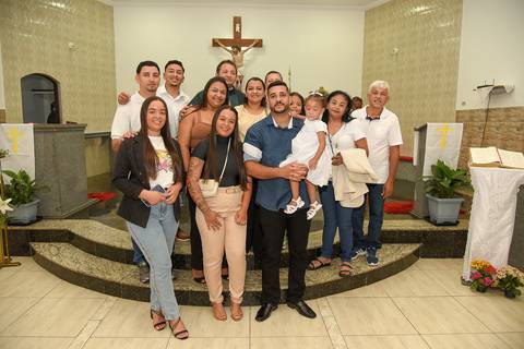 Fotografia de Toda a Família dos Batizados No Altar Da Igreja São José em São Paulo, SP Feita por Priscila Felix Fotógrafa de Casamentos, Ensaios e Família'