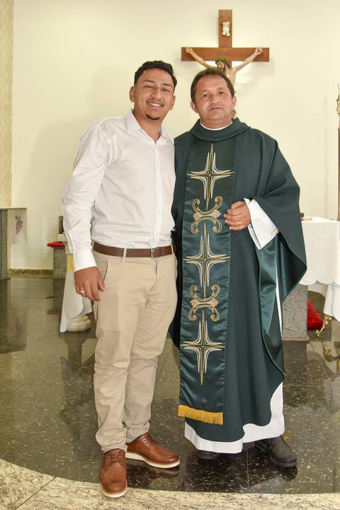 Fotografia do Batizado Com O Padre No Altar Da Igreja São José em São Paulo, SP Feita por Priscila Felix Fotógrafa de Casamentos, Ensaios e Família'