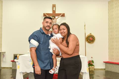 Fotografia da Batizada No Colo da Mãe No Altar Da Igreja São José em São Paulo, SP Feita por Priscila Felix Fotógrafa de Casamentos, Ensaios e Família'