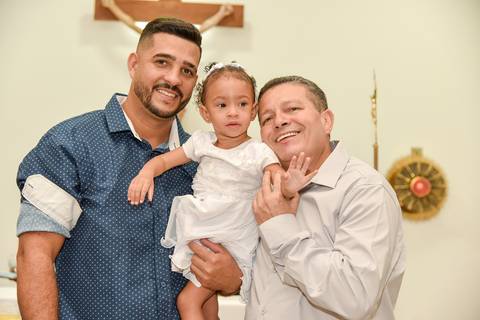 Fotografia da Batizada No Colo do Avô No Altar Da Igreja São José em São Paulo, SP Feita por Priscila Felix Fotógrafa de Casamentos, Ensaios e Família'