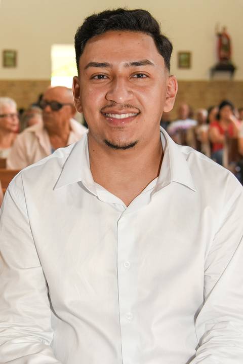 Fotografia do Batizado Sorrindo No Banco Da Igreja São José em São Paulo, SP Feita por Priscila Felix Fotógrafa de Casamentos, Ensaios e Família'