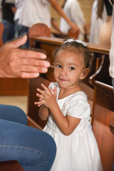 Fotografia da Batizada Batendo Palmas Na Igreja São José em São Paulo, SP Feita por Priscila Felix Fotógrafa de Casamentos, Ensaios e Família'