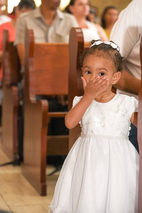 Fotografia da Batizada Mandando Beijos Na Igreja São José em São Paulo, SP Feita por Priscila Felix Fotógrafa de Casamentos, Ensaios e Família'