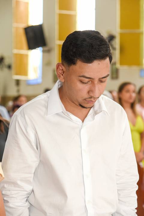 Fotografia do Batizado Orando No Banco Da Igreja São José em São Paulo, SP Feita por Priscila Felix Fotógrafa de Casamentos, Ensaios e Família'