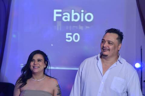 Foto do Aniversariante Com A Esposa Em Frente Ao Telão Iniciando As Homenagens No Buffet Em São Paulo - SP, Foto Feita Pela Priscila Felix Fotógrafa de Família, Casamento e Ensaios '