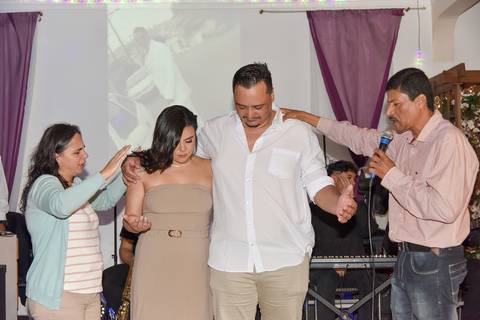 Foto do Aniversariante E Esposa Recebendo As Bençãos do Pastor No Buffet Em São Paulo - SP, Foto Feita Pela Priscila Felix Fotógrafa de Família, Casamento e Ensaios '