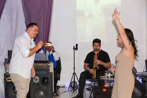 Foto do Aniversariante Cantando Com A Esposa e Banda Após As Homenagens No Buffet Em São Paulo - SP, Foto Feita Pela Priscila Felix Fotógrafa de Família, Casamento e Ensaios '