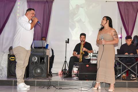 Foto do Aniversariante Cantando Com A Esposa e Banda Após As Homenagens No Buffet Em São Paulo - SP, Foto Feita Pela Priscila Felix Fotógrafa de Família, Casamento e Ensaios '