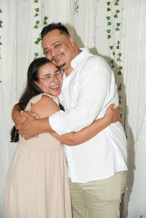 Foto do Aniversariante Com A Sogra Sorrindo No Buffet Em São Paulo - SP, Foto Feita Pela Priscila Felix Fotógrafa de Família, Casamento e Ensaios '