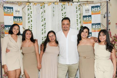 Foto do Aniversariante Com As Três Filhas, Esposa e Sogra No Buffet Em São Paulo - SP, Foto Feita Pela Priscila Felix Fotógrafa de Família, Casamento e Ensaios '