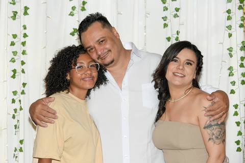Foto do Aniversariante Com A Esposa e a Jovem Cantora No Buffet Em São Paulo - SP, Foto Feita Pela Priscila Felix Fotógrafa de Família, Casamento e Ensaios '