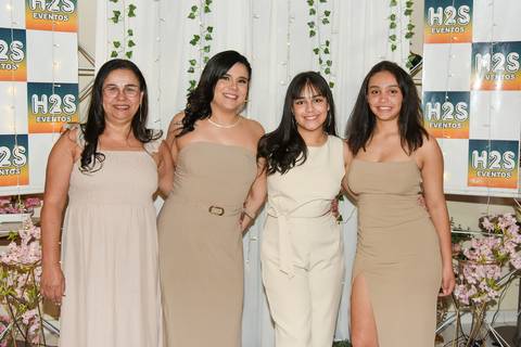 Foto da Esposa com a Mãe e as Filhas No Buffet Em São Paulo - SP, Foto Feita Pela Priscila Felix Fotógrafa de Família, Casamento e Ensaios '