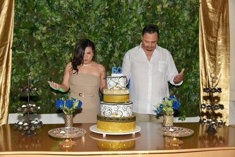 Foto do Aniversariante Com A Esposa Orando Na Mesa do Bolo No Buffet Em São Paulo - SP, Foto Feita Pela Priscila Felix Fotógrafa de Família, Casamento e Ensaios '