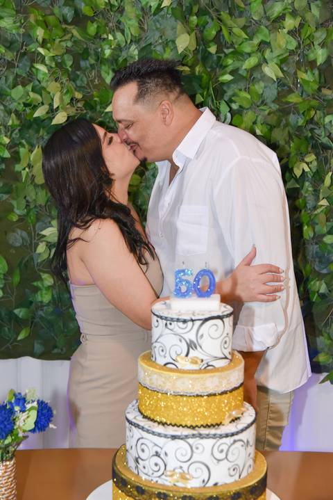 Foto do Aniversariante Beijando a Esposa Na Mesa do Bolo No Buffet Em São Paulo - SP, Foto Feita Pela Priscila Felix Fotógrafa de Família, Casamento e Ensaios '