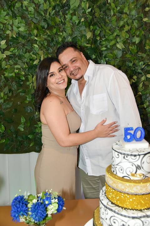 Foto do Aniversariante de Rosto Colado Com a Esposa Na Mesa do Bolo No Buffet Em São Paulo - SP, Foto Feita Pela Priscila Felix Fotógrafa de Família, Casamento e Ensaios '