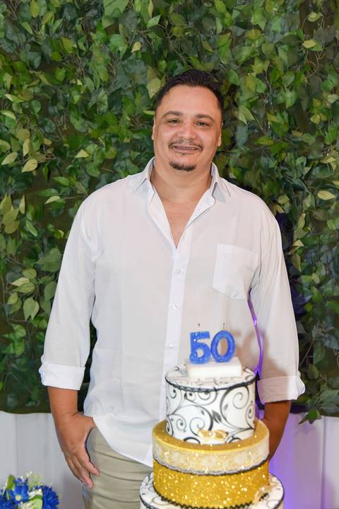 Foto do Aniversariante Na Mesa do Bolo No Buffet Em São Paulo - SP, Foto Feita Pela Priscila Felix Fotógrafa de Família, Casamento e Ensaios '