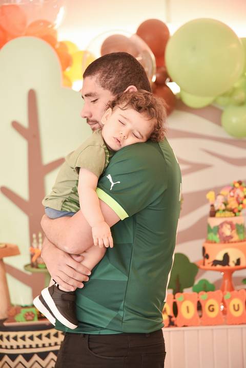 Foto do Pai Com o Aniversariante No Colo Em Guarulhos - SP, Foto Feita Pela Priscila Felix Fotógrafa de Família, Casamento e Ensaios '