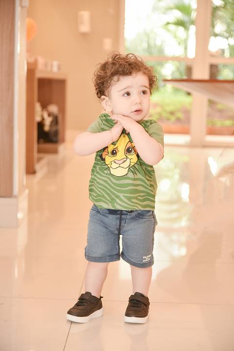 Foto do Aniversariante De Mãos Unidas Como Quem Diz 