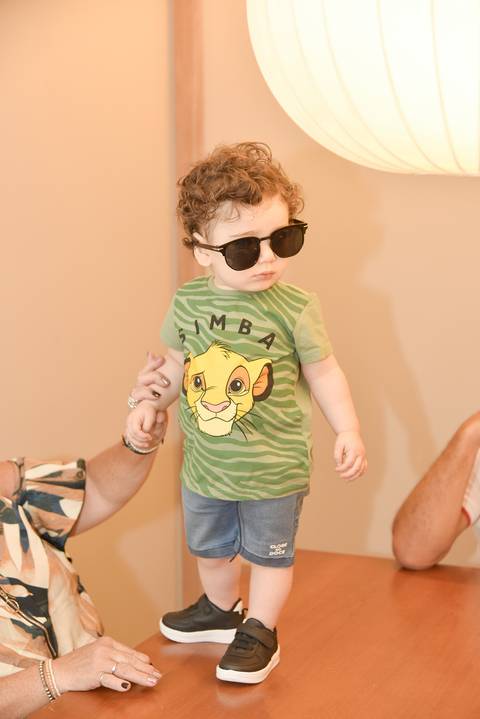 Foto do Aniversariante De Óculos Escuros Fazendo Charme Em Guarulhos - SP, Foto Feita Pela Priscila Felix Fotógrafa de Família, Casamento e Ensaios '