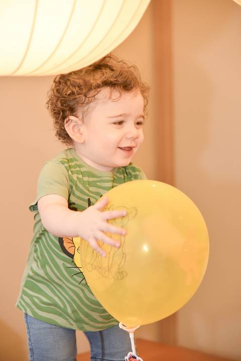 Foto do Aniversariante Rindo Segurando Sorrindo A Bexiga Em Guarulhos - SP, Foto Feita Pela Priscila Felix Fotógrafa de Família, Casamento e Ensaios '