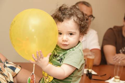 Foto do Aniversariante Rindo Segurando A Bexiga Em Guarulhos - SP, Foto Feita Pela Priscila Felix Fotógrafa de Família, Casamento e Ensaios '