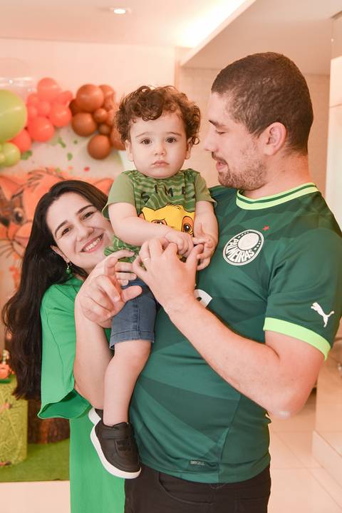 Foto do Aniversariante Com Os Pais Em Guarulhos - SP, Foto Feita Pela Priscila Felix Fotógrafa de Família, Casamento e Ensaios '