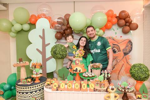 Foto do Aniversariante Com Os Pais Na Mesa do Bolo Em Guarulhos - SP, Foto Feita Pela Priscila Felix Fotógrafa de Família, Casamento e Ensaios '