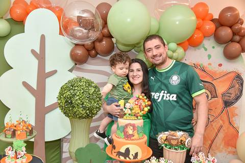 Foto do Aniversariante Com Os Pais Na Mesa do Bolo Em Guarulhos - SP, Foto Feita Pela Priscila Felix Fotógrafa de Família, Casamento e Ensaios '
