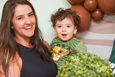 Foto do Aniversariante No Colo Da Tia e Ambos Com Um Lindo Sorriso Em Guarulhos - SP, Foto Feita Pela Priscila Felix Fotógrafa de Família, Casamento e Ensaios '