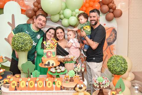 Foto do Aniversariante Com Os Pais e Tios Na Mesa do Bolo Em Guarulhos - SP, Foto Feita Pela Priscila Felix Fotógrafa de Família, Casamento e Ensaios '