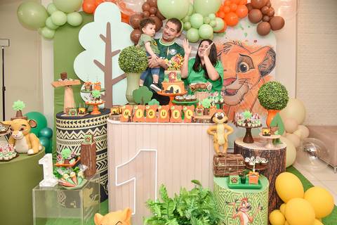 Foto do Aniversariante Com Os Pais Na Mesa do Bolo Cantando Parabéns Em Guarulhos - SP, Foto Feita Pela Priscila Felix Fotógrafa de Família, Casamento e Ensaios '