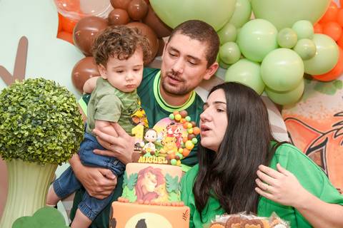 Foto do Aniversariante Com Os Pais Na Mesa do Bolo Olhando Para a Velinha Em Guarulhos - SP, Foto Feita Pela Priscila Felix Fotógrafa de Família, Casamento e Ensaios '