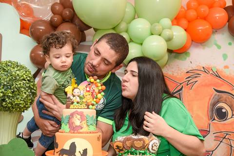 Foto do Aniversariante Com Os Pais Na Mesa do Bolo Assoprando a Velinha Em Guarulhos - SP, Foto Feita Pela Priscila Felix Fotógrafa de Família, Casamento e Ensaios '