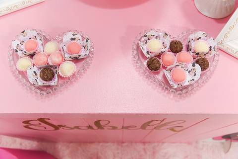 Foto dos Doces Em Forma de Coração da Mesa do Bolo Em Guarulhos - SP, Foto Feita Pela Priscila Felix Fotógrafa de Família, Casamento e Ensaios '