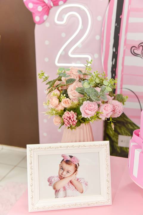 Foto do Retrato Da Aniversariante Em Frente à Um Lindo Vaso de Flores Rosas Em Guarulhos - SP, Foto Feita Pela Priscila Felix Fotógrafa de Família, Casamento e Ensaios '