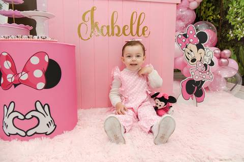 Foto da Aniversariante Sorrindo Sentada Ao Lado Da Boneca Minnie Decoração Em Guarulhos - SP, Foto Feita Pela Priscila Felix Fotógrafa de Família, Casamento e Ensaios '