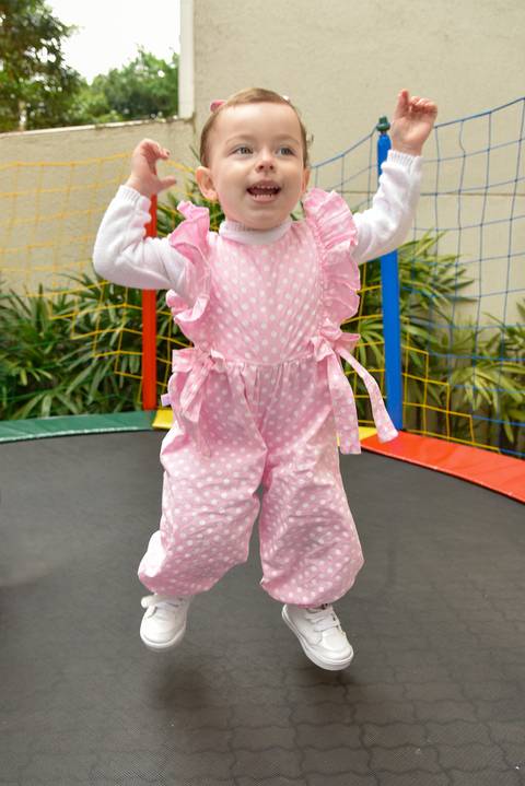 Foto da Aniversariante Sorrindo Pulando Na Cama Elástica Em Guarulhos - SP, Foto Feita Pela Priscila Felix Fotógrafa de Família, Casamento e Ensaios '