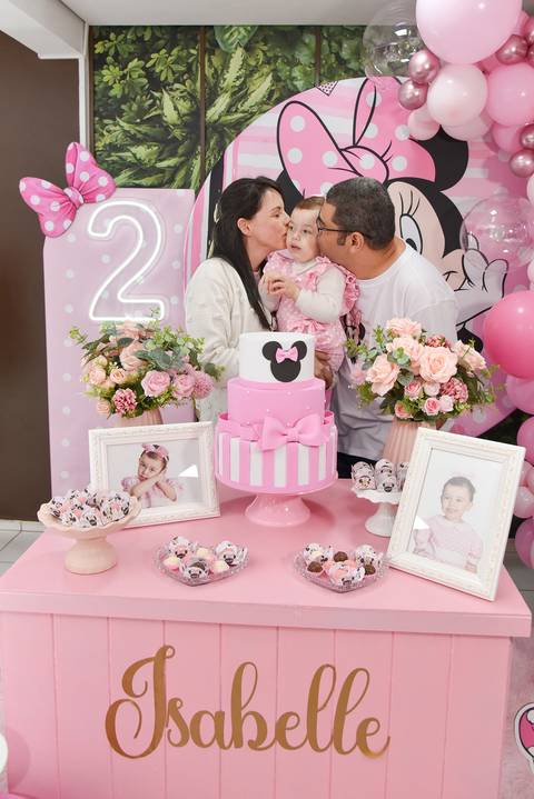 Foto Dos Pais Beijando a Aniversariante Na Mesa do Bolo Em Guarulhos - SP, Foto Feita Pela Priscila Felix Fotógrafa de Família, Casamento e Ensaios '