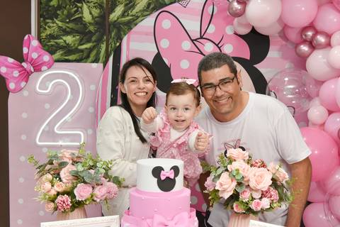 Foto da Aniversariante Se Esticando Para Pegar o Bolo No Colo Dos Pais Na Mesa do Bolo Em Guarulhos - SP, Foto Feita Pela Priscila Felix Fotógrafa de Família, Casamento e Ensaios '